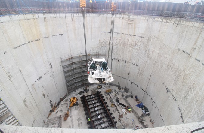 Łódź: Pierwsze elementy dużej tarczy TBM są już w komorze startowej