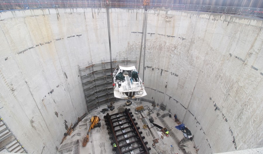 Łódź: Pierwsze elementy dużej tarczy TBM są już w komorze startowej Łódź: Pierwsze elementy dużej tarczy TBM są już w komorze startowej