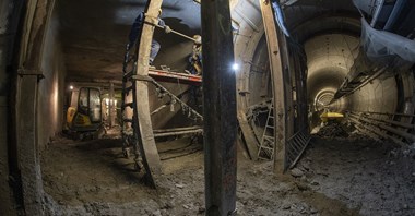 Metro na Bródno: Trwają prace na poziomie -2, powstają wyjścia