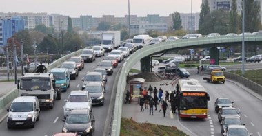 70% Polaków przyznaje, że w ich mieście jest zbyt wiele aut