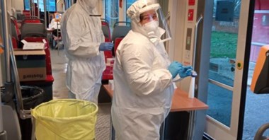 Strażacy i ratownicy medyczni z Polski pomagają Słowakom w walce z COVID-19. W tramwaju