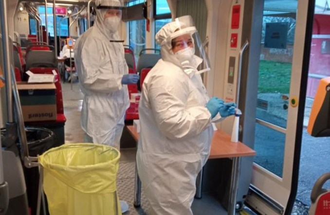 Strażacy i ratownicy medyczni z Polski pomagają Słowakom w walce z COVID-19. W tramwaju
