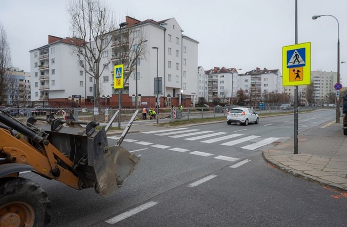 Warszawa: Drogowcy poprawią bezpieczeństwo na stu kolejnych przejściach