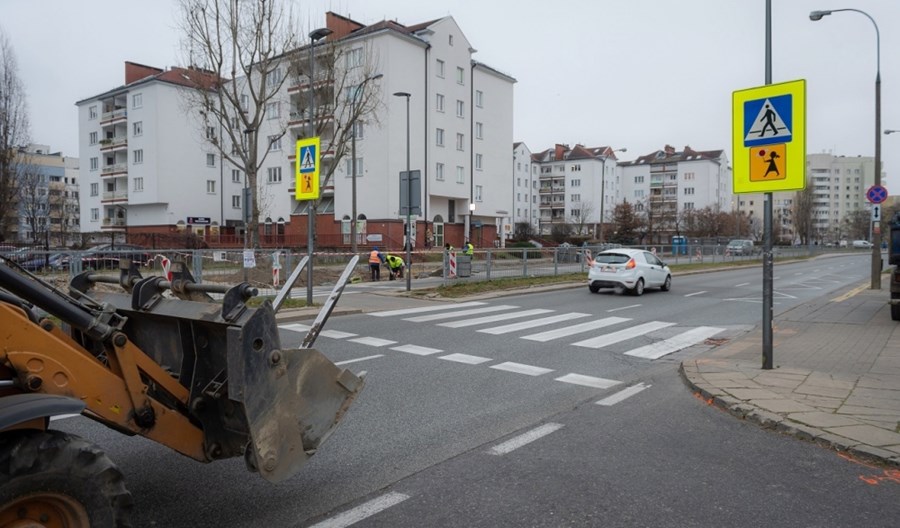 Warszawa: Drogowcy poprawią bezpieczeństwo na stu kolejnych przejściach Warszawa: Drogowcy poprawią bezpieczeństwo na stu kolejnych przejściach