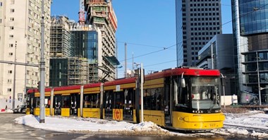 Warszawa: Tramwaj Jazz Duo uziemiony na rondzie ONZ z powodu „nietypowej awarii”