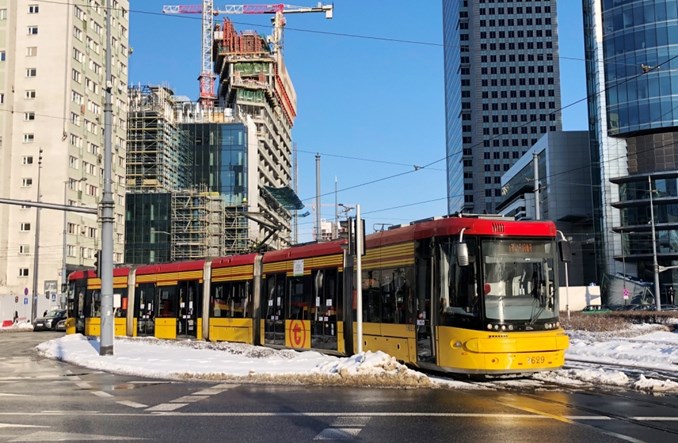 Warszawa: Tramwaj Jazz Duo uziemiony na rondzie ONZ z powodu „nietypowej awarii”