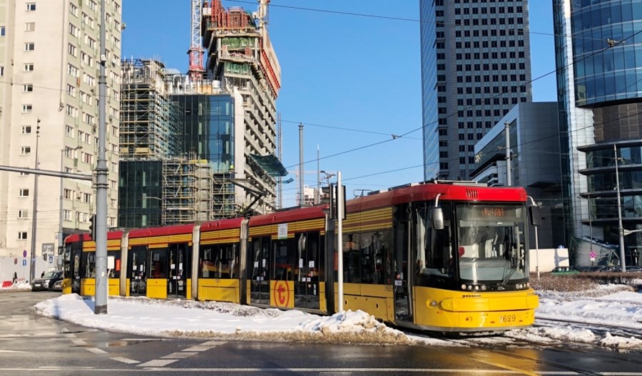 Warszawa: Tramwaj Jazz Duo uziemiony na rondzie ONZ z powodu „nietypowej awarii” Warszawa: Tramwaj Jazz Duo uziemiony na rondzie ONZ z powodu „nietypowej awarii”