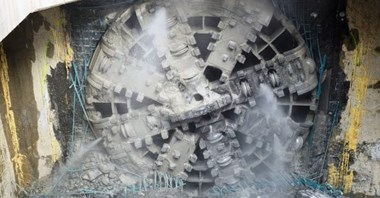 Metro na Bródno: Koniec drążenia. Druga tarcza na Trockiej