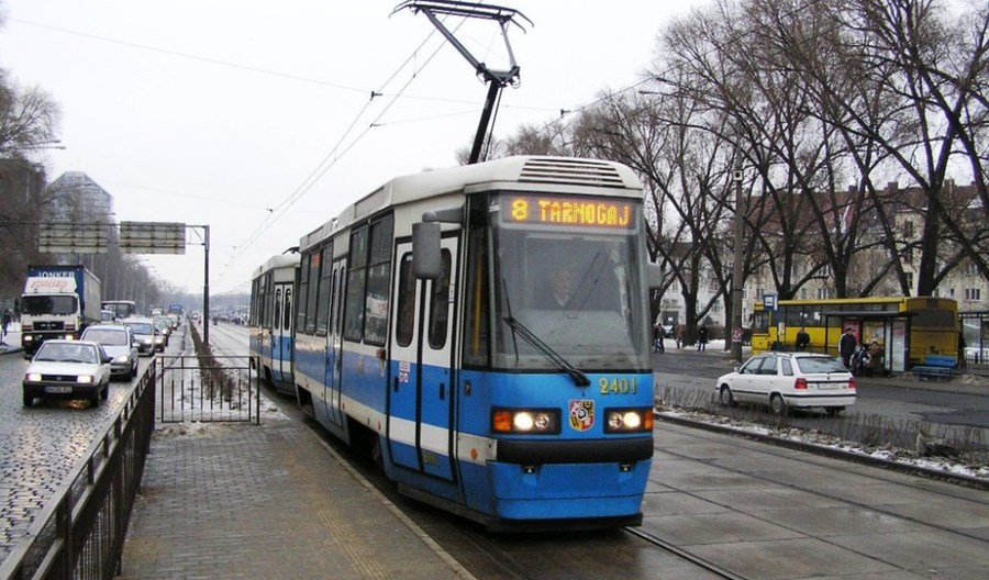 Wrocław: Pomimo pandemii liczba kursów rośnie – podobnie jak ceny biletów Wrocław: Pomimo pandemii liczba kursów rośnie – podobnie jak ceny biletów