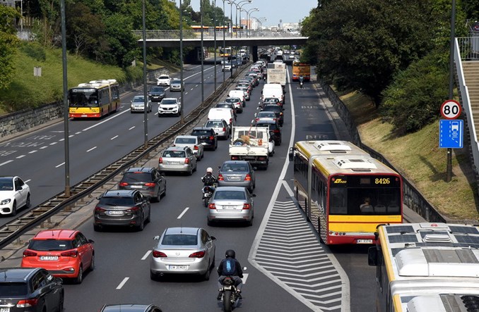 Jak państwo radzi sobie z autami trującymi środowisko? Bardzo źle