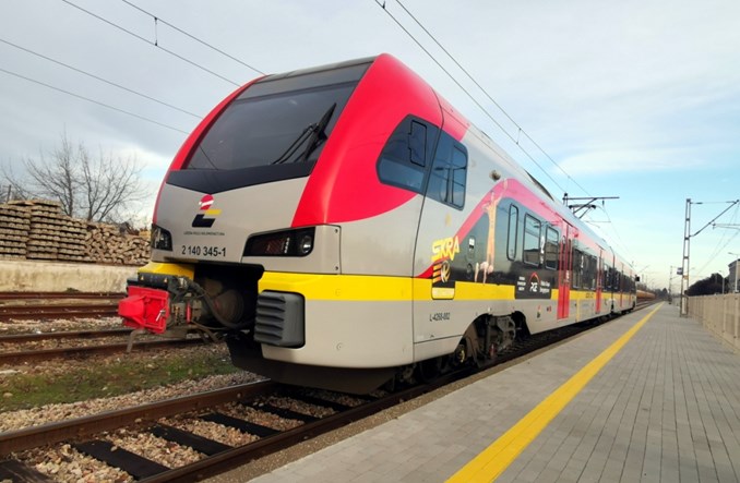 Transport mniej emisyjny to transport zbiorowy, zwłaszcza zasilany „czystą” energią elektryczną 