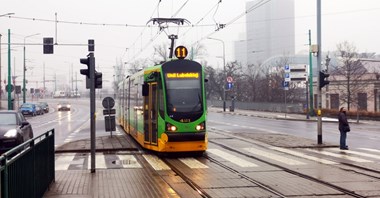 Poznań: W tramwajach i autobusach pozostał co trzeci pasażer. Cięcia związane z sytuacją kadrową 