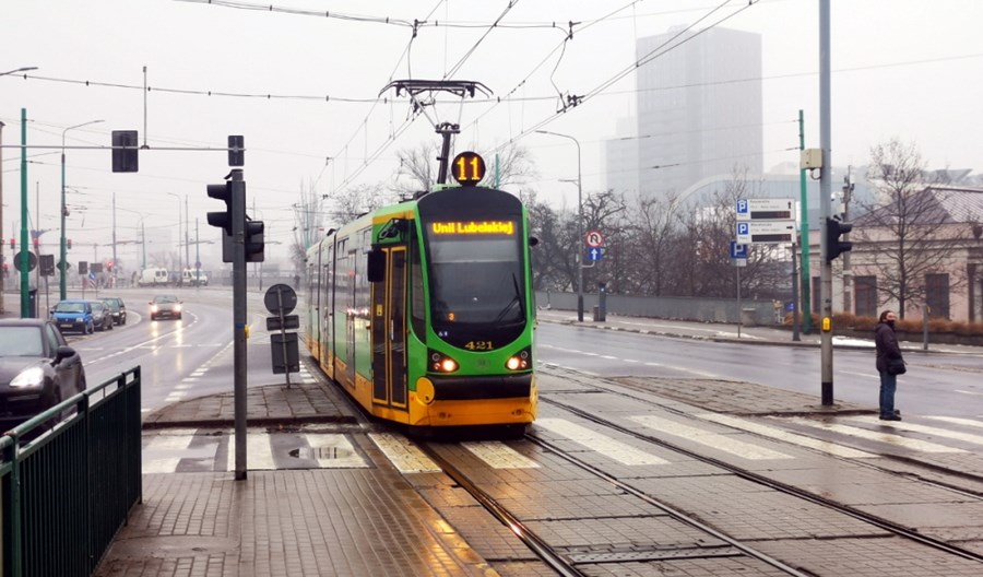 Poznań: W tramwajach i autobusach pozostał co trzeci pasażer. Cięcia związane z sytuacją kadrową 