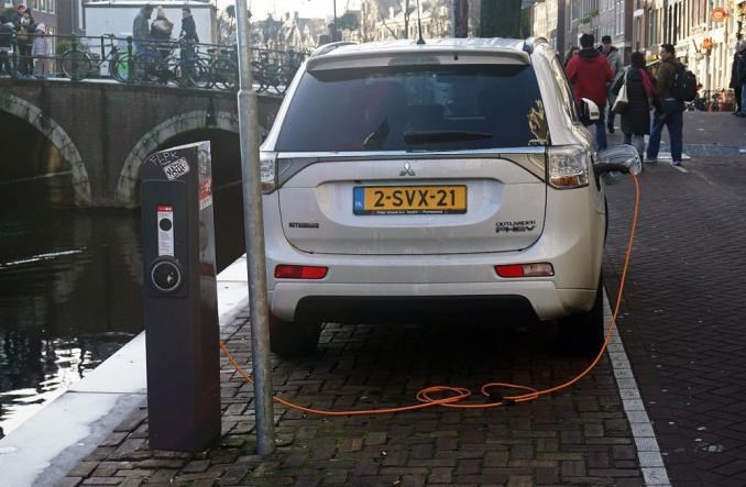 Miasta europejskie chcą zakazu sprzedaży samochodów spalinowych do 2030 r. 