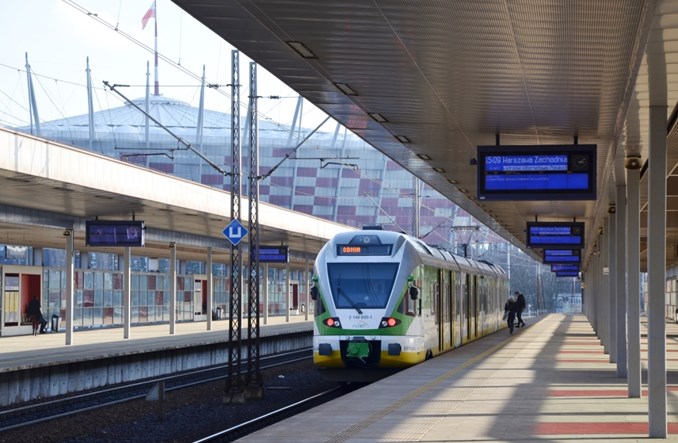 Warszawa zrezygnowała (na razie) z wygodniejszych przesiadek na Stadionie do kolei