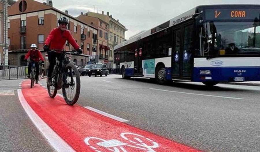 Włochy zatwierdziły więcej praw dla rowerzystów. Pomogli aktywiści Włochy zatwierdziły więcej praw dla rowerzystów. Pomogli aktywiści