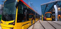 Nowe warszawskie tramwaje po testach w ruchu. Płyną do Polski [film]