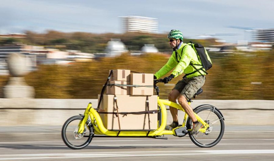 Francja chce inwestować w rowery towarowe zamiast aut dostawczych