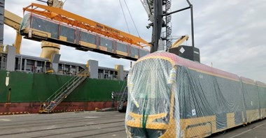 Tramwaje Hyundaia dla Warszawy rozładowane już w Gdyni