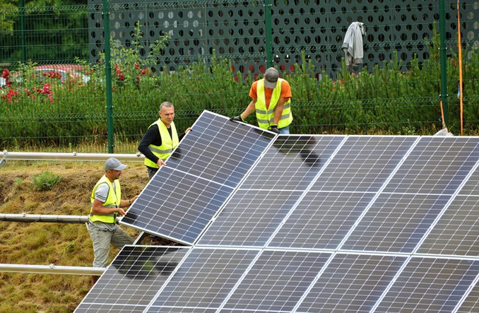 Jak w fotowoltaikę inwestują PKP SA i PKP PLK?