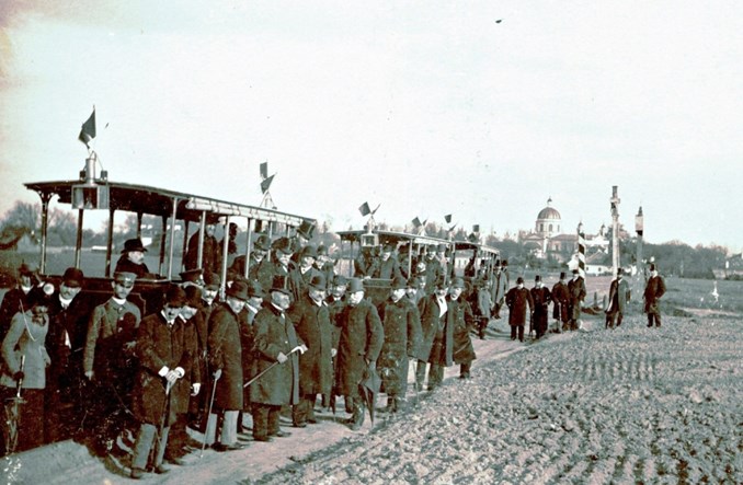 Z kieliszkiem szampana po cegłę