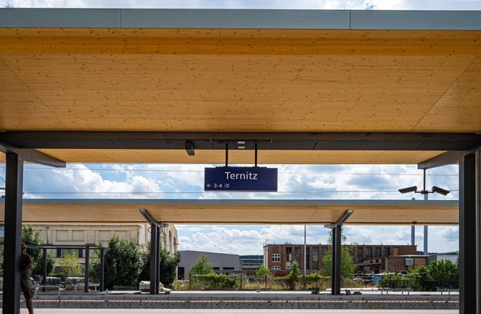 Koleje Austriackie testują drewniane wiaty