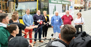 MPK Wrocław odpowiada na wandalizm antyszczepionkowców. Prezes funduje nagrodę