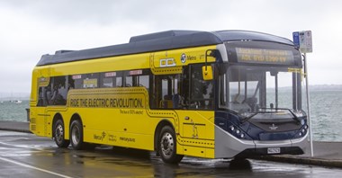 Auckland z pierwszym trzyosiowym autobusem od ADL
