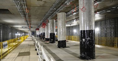 Metro na Bemowo przed pracami wykończeniowymi. Pojawią się corten, miedź i tynk akustyczny