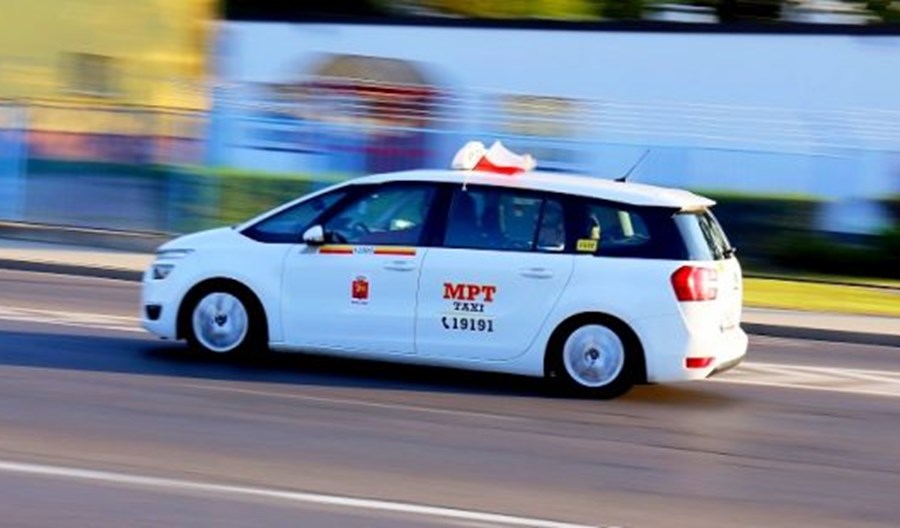 Warszawa. Autobusy sprzedają MPT, cena tajna, taksówkarze protestują Warszawa. Autobusy sprzedają MPT, cena tajna, taksówkarze protestują