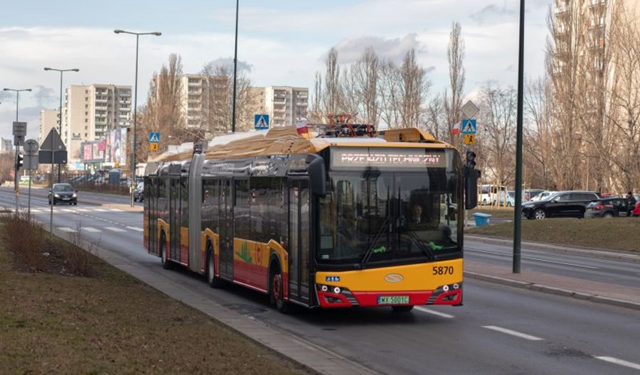 Warszawa: Zepsuty elektrobus zablokował ruch tramwajów. Nie zabrakło prądu [aktualizacja]