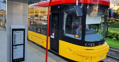 Warszawa z e-rozkładami na przystankach tramwajowych