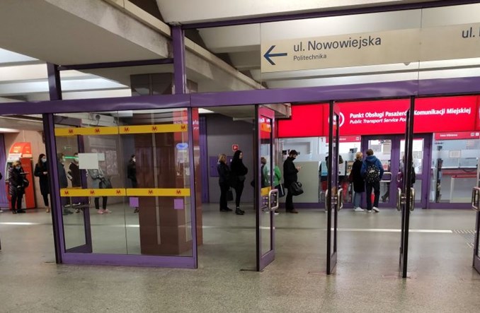 Dwudziestolecie Warszawskiej Karty Miejskiej w cieniu kolejek do kas