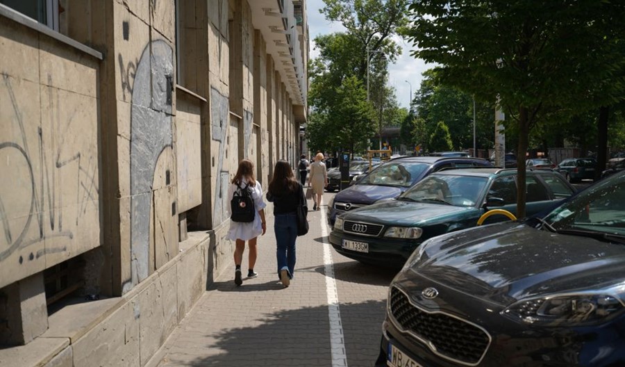 Warszawa przenosi parkowanie na jezdnię na kolejnej ulicy