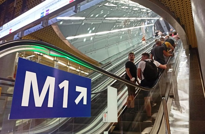 Ciasny łącznik na Świętokrzyskiej. Będą większe "zachęty" do chodzenia górą