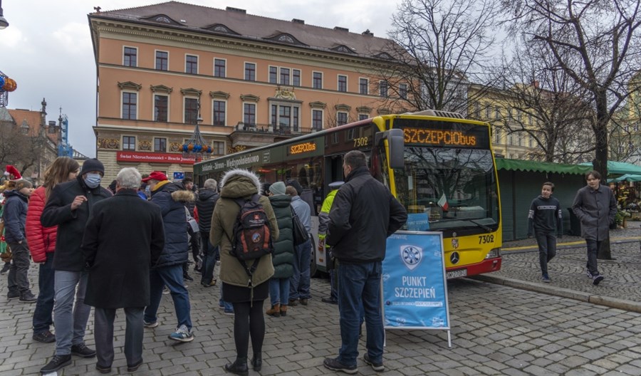 Ponad 10 000 zaszczepionych we wrocławskim mobilnym punkcie szczepień Ponad 10 000 zaszczepionych we wrocławskim mobilnym punkcie szczepień
