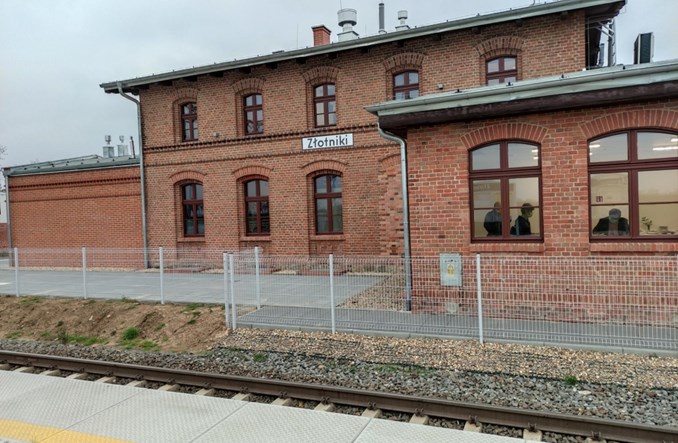Zrewitalizowany dworzec kolejowy w Złotnikach