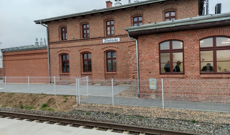 Zrewitalizowany dworzec kolejowy w Złotnikach Zrewitalizowany dworzec kolejowy w Złotnikach