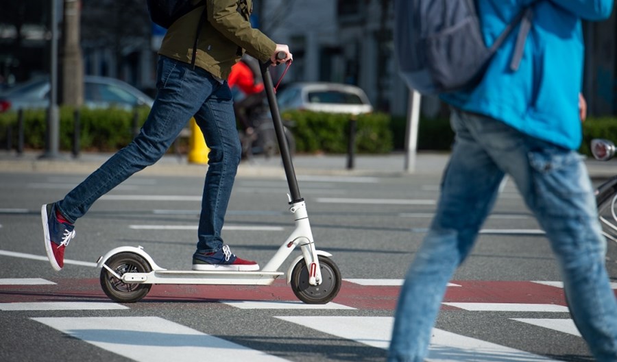 Warszawa: Nowe zasady korzystania z hulajnóg. Porozumienie z operatorami Warszawa: Nowe zasady korzystania z hulajnóg. Porozumienie z operatorami