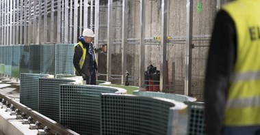 Metro na Bemowo: Montaż ścian zatorowych z patynowanej miedzi