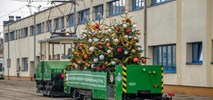Historyczny wagon transportowy MPK Kraków wyjeżdża na tory