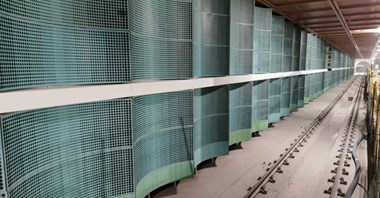 Metro na Bemowo: Ulrychów wypełnia się miedzią