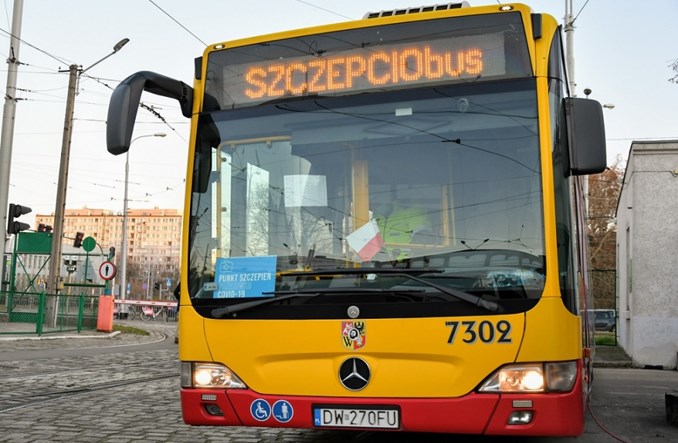 Wrocławski SZCZEPCIObus jeździ już pół roku. Efekt przerósł najśmielsze oczekiwania 