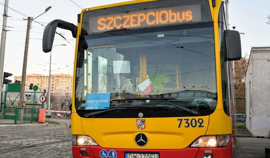 Wrocławski SZCZEPCIObus jeździ już pół roku. Efekt przerósł najśmielsze oczekiwania Wrocławski SZCZEPCIObus jeździ już pół roku. Efekt przerósł najśmielsze oczekiwania