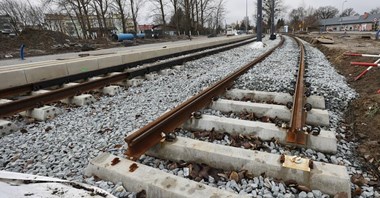 Budowa Nowej Warszawskiej w Gdańsku. Niemal 50 słupów trakcyjnych i pierwszy peron tramwajowy