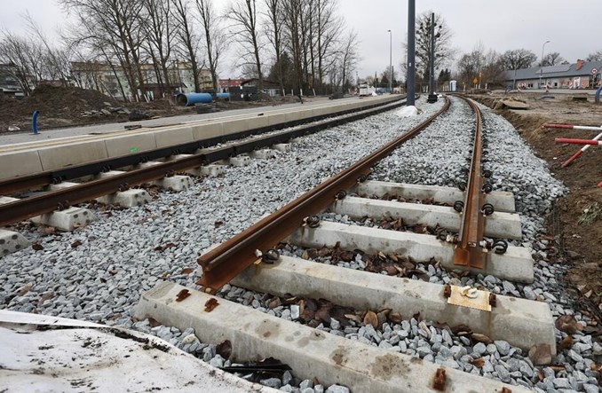 Budowa Nowej Warszawskiej w Gdańsku. Niemal 50 słupów trakcyjnych i pierwszy peron tramwajowy