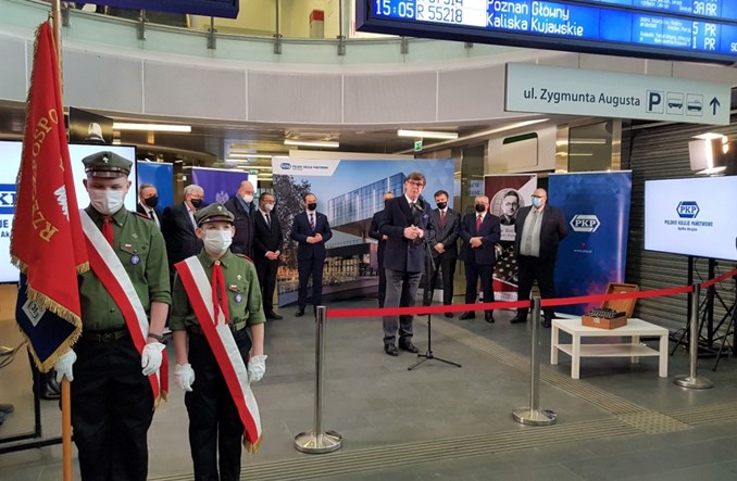 Dworzec Bydgoszcz Główna z patronem – bydgoszczaninem, deszyfrantem Enigmy