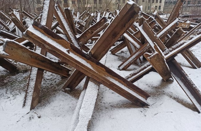Lwów buduje żelazne „jeże” przeciwczołgowe z szyn tramwajowych