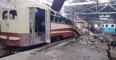 Uszkodzona zajezdnia tramwajowa w Charkowie