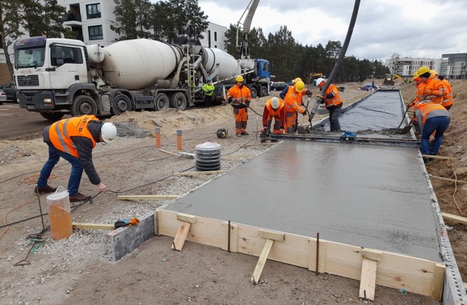 Toruń: Tramwaj do os. JAR. Wylewana płyta pod nowe torowisko